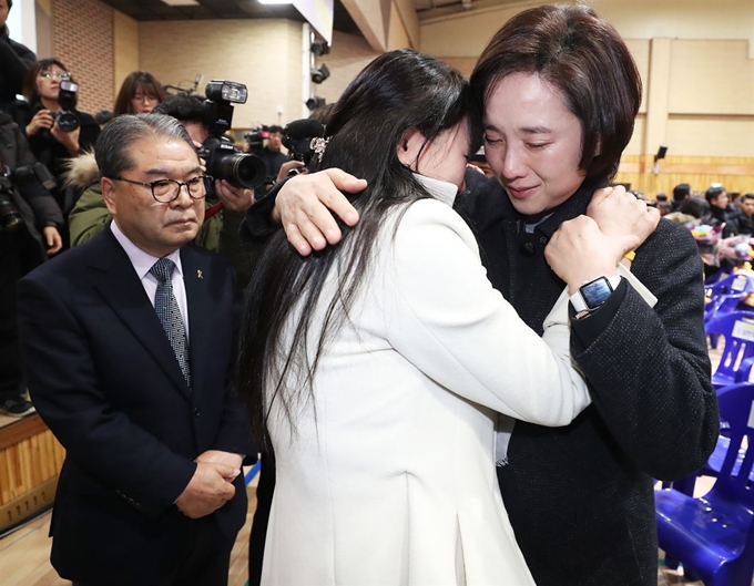 12일 오전 경기도 안산시 단원고등학교에서 열린 세월호 참사 희생 학생 명예 졸업식에서 유은혜 부총리 겸 교육부 장관이 유가족을 위로하고 있다.연합뉴스