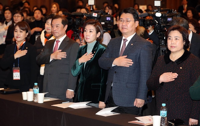 박순자 의원(앞줄 맨 오른쪽)이 지난달 28일 서울 서초구 The K 호텔에서 열린 자유한국당 여성연대 워크숍에 참석해 국기에 경례하고 있다. 앞줄 오른쪽부터 박 의원, 정용기 정책위의장, 나경원 원내대표, 김병준 비상대책위원장, 송희경 여성위원장. 연합뉴스