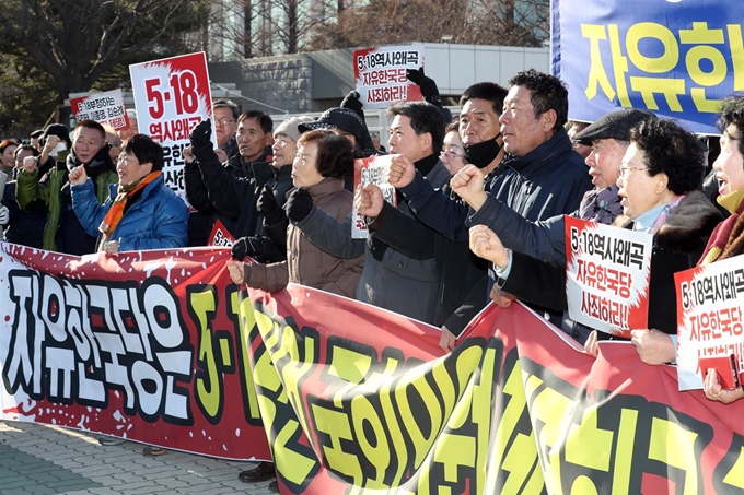 5ㆍ18 관련 단체 관계자들이 13일 오후 국회 정문 앞에서 자유한국당 일부 의원의 5.18 망언 관련 규탄 집회를 하고 있다. 연합뉴스