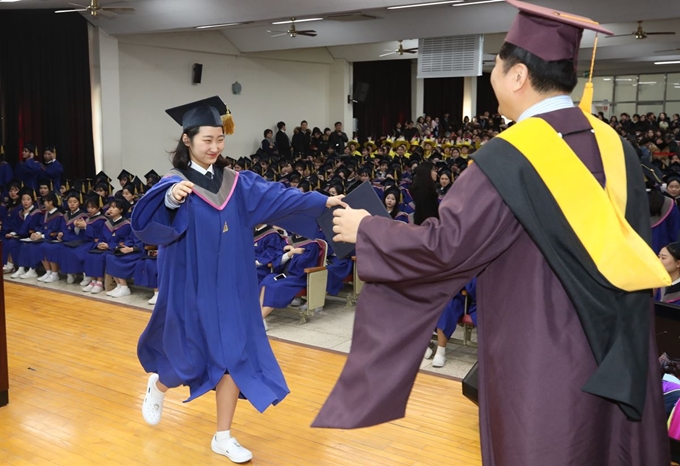 13일 오전 서울 관악구 서울여자상업고등학교에서 열린 제89회 졸업식에서 한 졸업생이 담임선생님과 포옹하려고 다가가고 있다. 연합뉴스