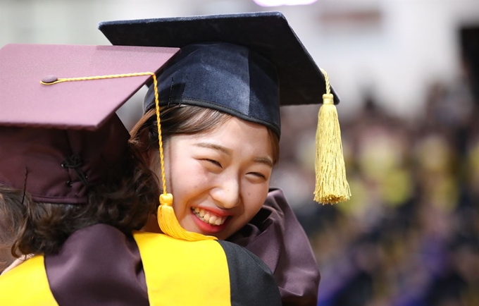 13일 오전 서울 관악구 서울여자상업고등학교에서 열린 제89회 졸업식에서 한 졸업생이 담임선생님과 포옹하고 있다. 연합뉴스