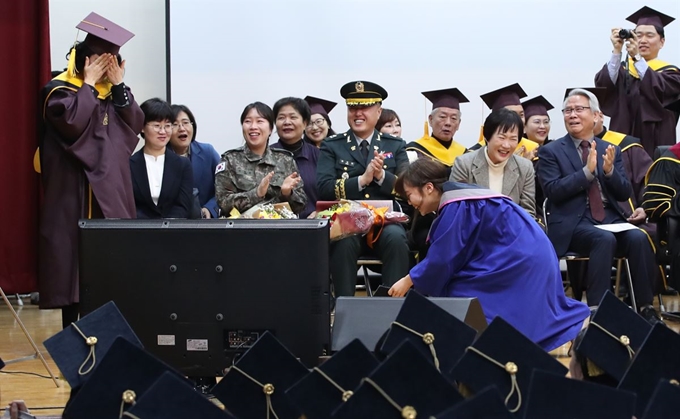 13일 오전 서울 관악구 서울여자상업고등학교에서 열린 제89회 졸업식에서 한 졸업생이 담임선생님에게 큰절하고 있다. 연합뉴스