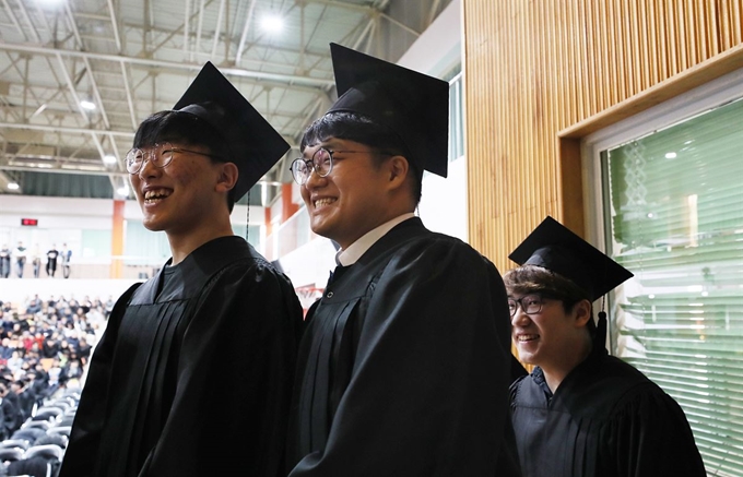 12일 오전 서울 용산구 선린인터넷고등학교에서 열린 제111회 졸업식에서 졸업생들이 졸업장을 받기 위해 기다리며 친구들의 졸업사진을 보고 있다. 연합뉴스