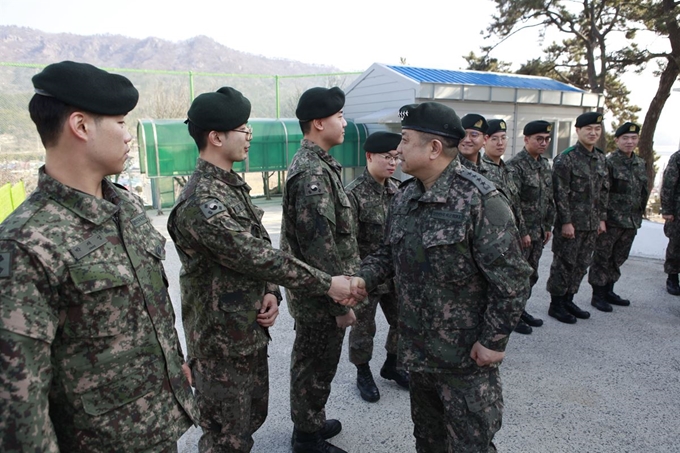 박한기(가운데) 합참의장이 설 연휴 첫날인 2일 육군 31사단을 방문해 군사대비태세를 점검한 뒤 장병을 격려하고 있다. 연합뉴스