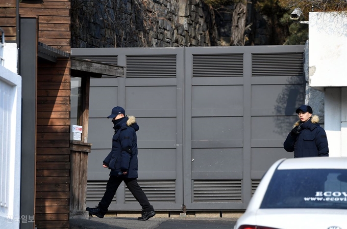 경찰이 13일 오전 연희동 전두환 전 대통령 자택 인근에서 경비 업무를 하고 있다.경찰은 전두환 노태우 두 전직 대통령에 대한 자택경비를 예정대로 연내 철수하겠다고 밝혔다.고영권 기자 youngkoh@hankookilbo.com