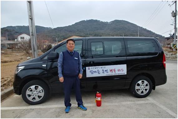 2일 인천 옹진군 대이작도 섬마을 100원 주민행복버스 앞에 선 기사 강무경씨. 강무경씨 제공