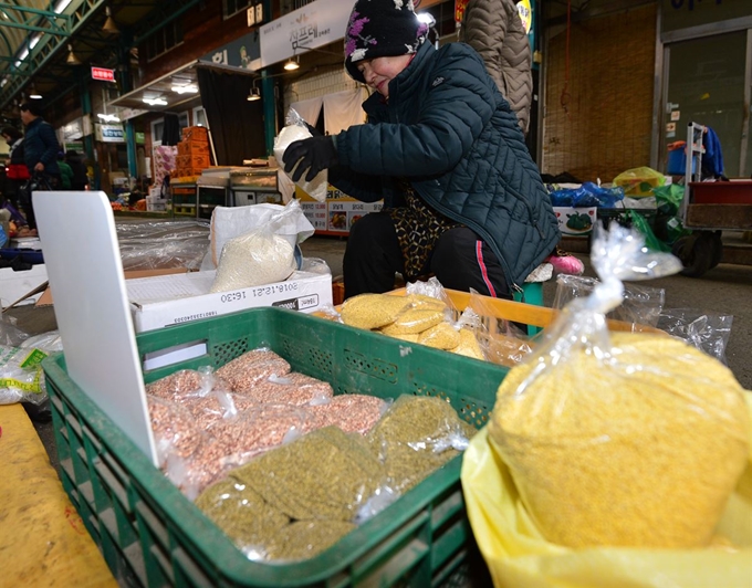 13일 경북 포항시 죽도시장 상인이 정월대보름 오곡밥 재료를 정리하고 있다.오곡밥은 찹쌀, 차수수, 차조, 팥, 콩 등 다섯가지로 만든다. 뉴스1