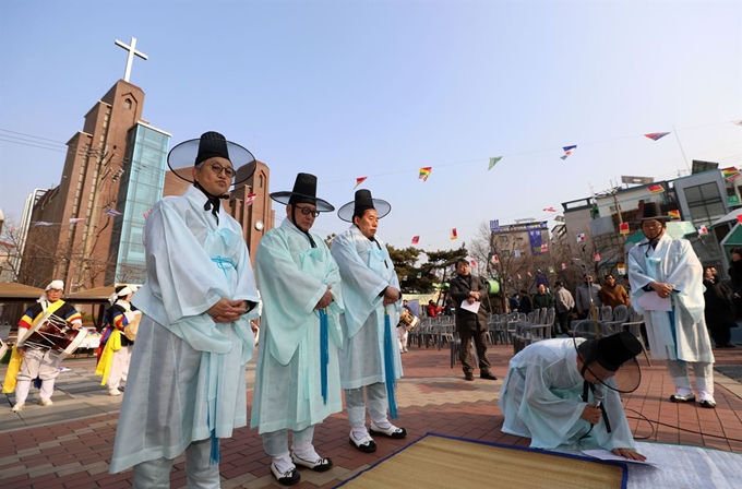 13일 오전 서울 강동구 천호1동 천일어린이공원에서 정월대보름을 앞두고 마을의 안녕을 기원하는 '벽동마을 거리제'가 열리고 있다. 뉴시스