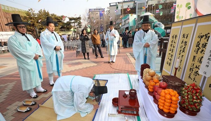 13일 오전 서울 강동구 천호1동 천일어린이공원에서 정월대보름을 앞두고 마을의 안녕을 기원하는 '벽동마을 거리제'가 열리고 있다. 뉴시스