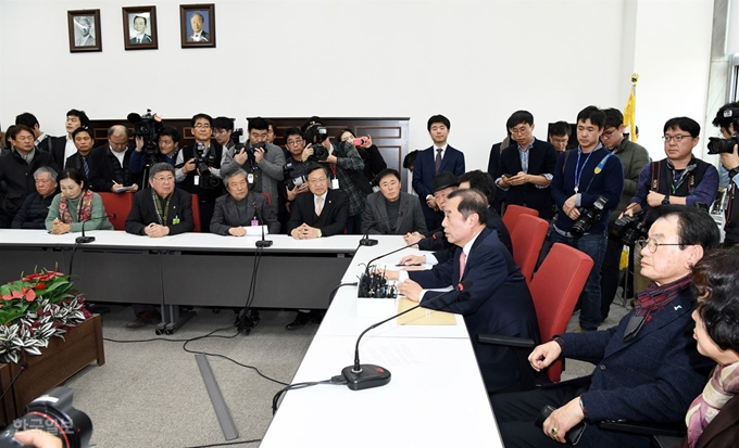 김병준 자유한국당 비상대책위원장이 13일 오후 국회에서 광주 5.18 관련 단체 및 시민단체 대표단 면담에서 사과 발언하고 있다.배우한 기자