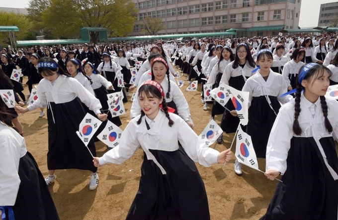 [한국일보 자료사진]해마다 목포정명여고 학생들이 4ㆍ8만세운동을 재현하고 있다.