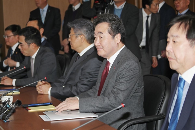 이낙연 국무총리가 12일 서울 마포구의 중견기업연합회를 방문해 강호갑 회장을 비롯한 회장단과 만나 간담회를 하고 있다. 연합뉴스