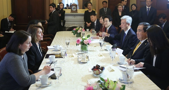 미국을 방문 중인 문희상 국회의장(오른쪽 두번째)과 여야 5당 지도부가 12일(현지시간) 워싱턴DC 연방의회 의사당에서 낸시 펠로시 하원의장(왼쪽 두번째)을 만나 면담하고 있다. 연합뉴스