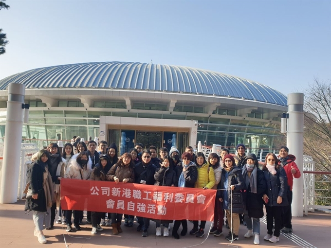 대만 인센티브 투어단이 13일 부산 해운대구 동백섬을 방문, 누리마루를 배경으로 기념촬영을 하고 있다. 부산관광공사 제공