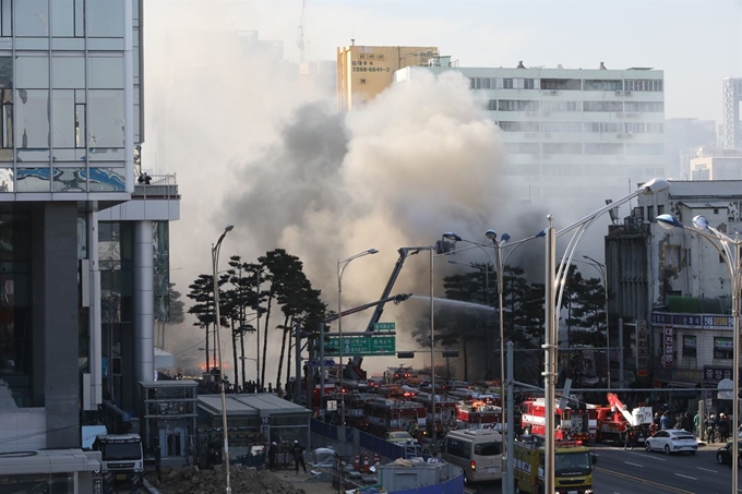 14일 오후 서울 중구 을지로 4가 삼풍상가에 불이나 소방대원들이 화재 진화 작업을 하고 있다. 뉴스1