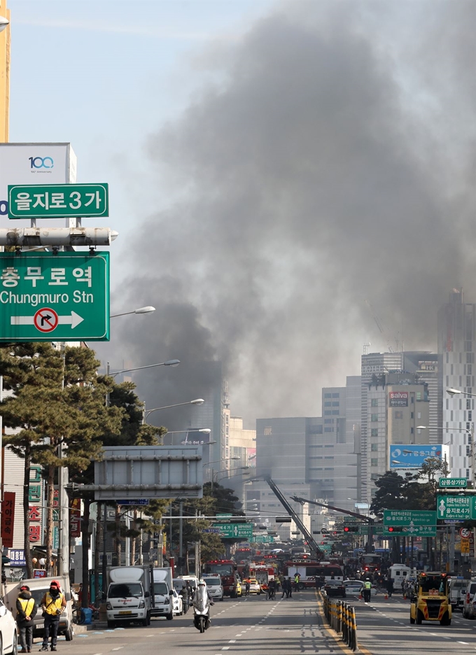 14일 오후 서울 중구 을지로 삼풍상가에 불이나 검은 연기가 피어오르고 있다. 뉴스1