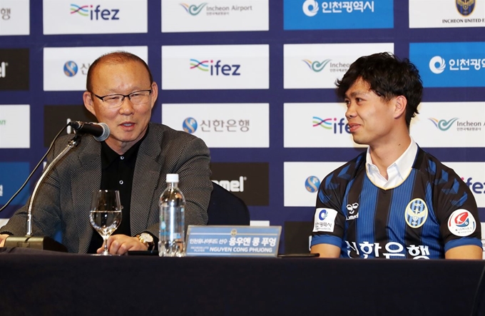 박항서 베트남 축구 국가대표팀 감독(왼쪽)이 14일 오전 인천시 연수구 송도동 홀리데이 인 인천 송도 호텔에서 열린 '베트남 국가대표 축구선수 응우옌 콩 푸엉 인천유나이티드 입단식'에서 응우옌 콩 푸엉의 장점을 설명하고 있다. 인천=연합뉴스