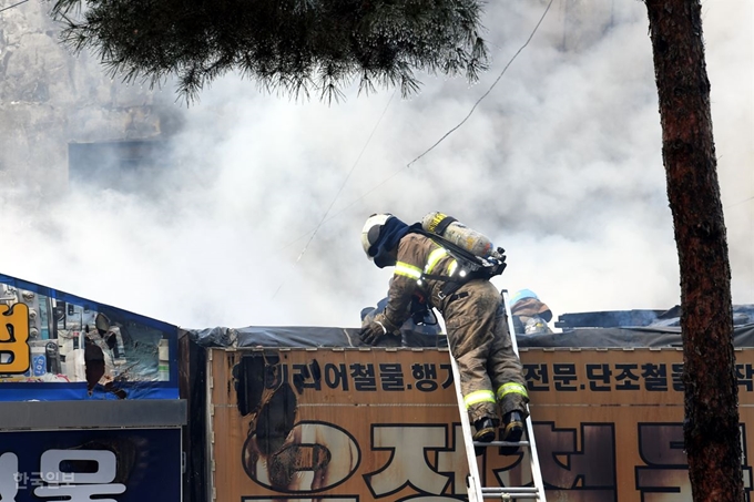 14일 오후 을지로4가 철물점에서 화재가 발생,소방관들이 진화작업을 하고 있다. 고영권 기자