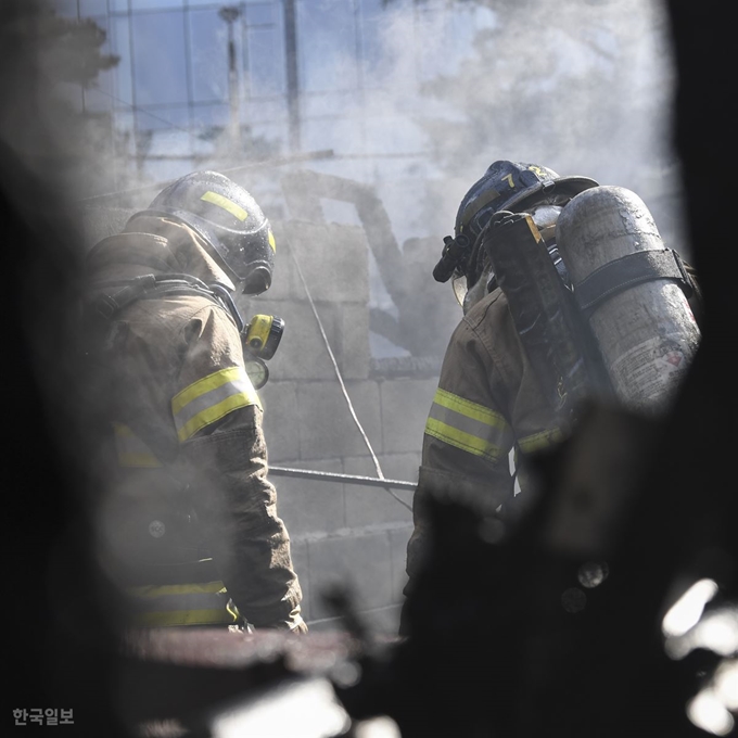 14일 오후 서울 중구 을지로4가역 1번 출구 근처 철물점에서 발생한 화재를 소방관들이 진압하고 있다. 이한호 기자