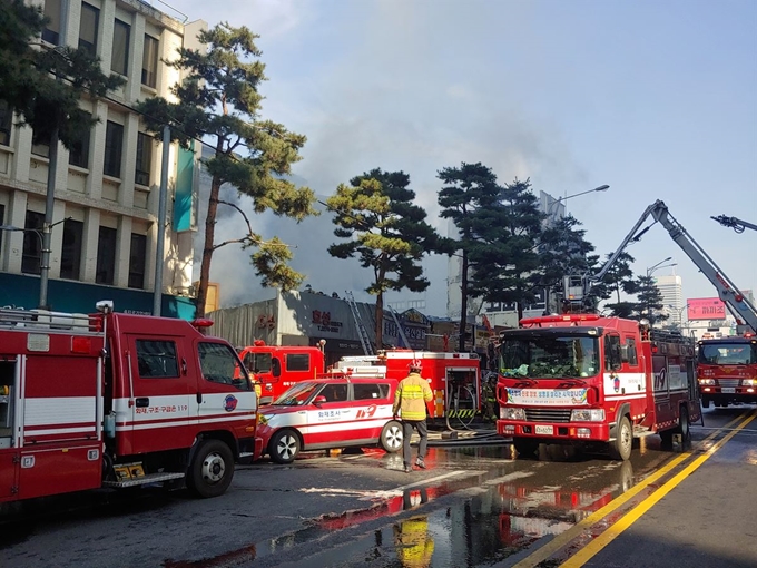 14일 오후 서울 중구 을지로 4가의 한 철물점에서 불이 나 소방당국이 도로를 통제하며 진화하고 있다. 정준기 기자