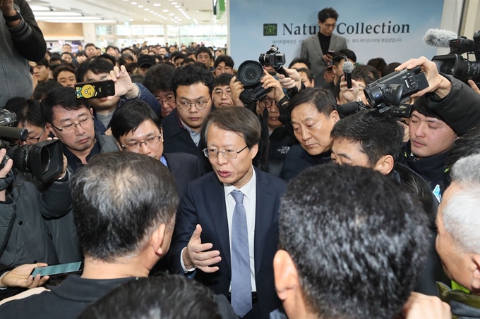 권용복 국토교통부 항공정책실장이 14일 오후 서귀포시 성산읍 성산일출봉농협에서 열릴 예정이던 제주 제2공항 주민설명회에 참석하려다 반대 주민들에게 저지당하고 있다. 연합뉴스.