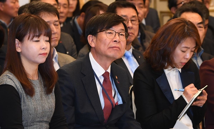 공정거래위원회 국장급 현직 간부가 김상조 공정위원장을 직무유기 등 혐의로 고발한 가운데 14일 오전 김 위원장이 청와대에서 열린 자영업·소상공인과 대화에 참석해 발언을 듣고 있다. 청와대사진기자단