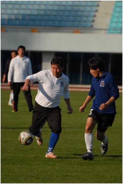 남민우 회장이 축구동호회 경기에서 볼을 다투고 있다. 다산네트웍스 제공