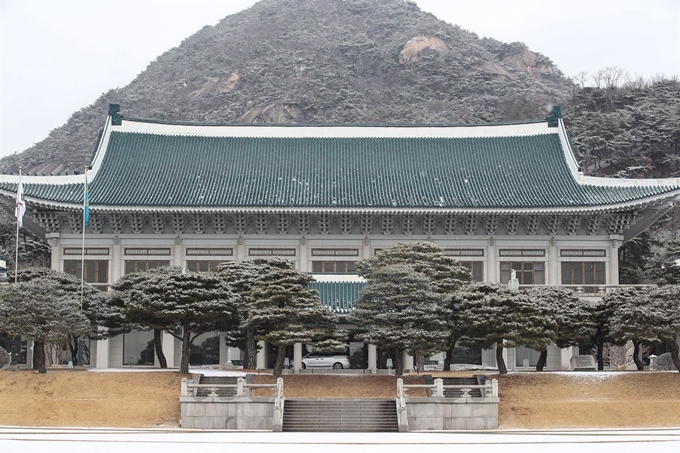 서울지역에 눈이 내린 15일 오전 청와대 본관과 북악산도 하얀 눈으로 덮혀 있다. 연합뉴스