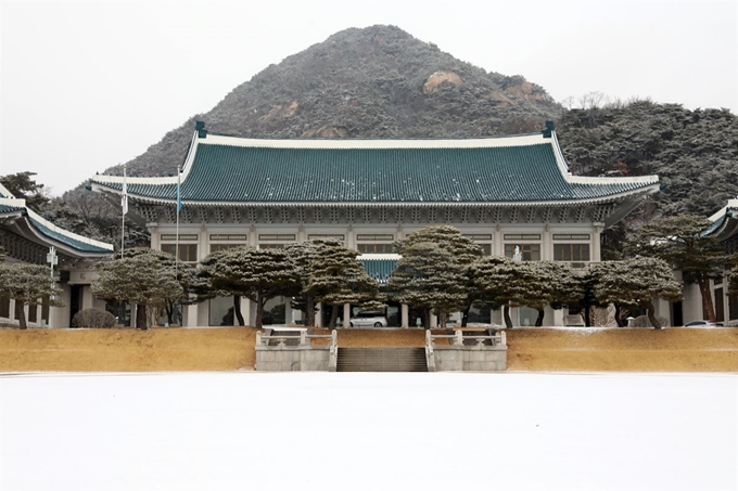 15일 오후 청와대 본관 앞 잔디밭과 북악산에 흰눈이 소복하게 쌓여있다. 뉴시스