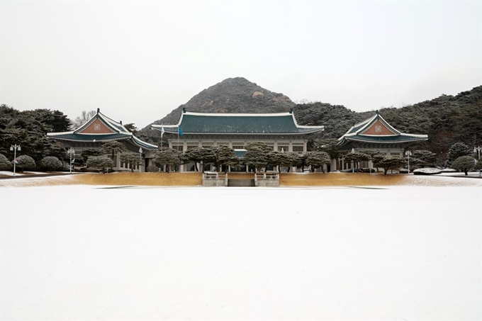 15일 오후 청와대 본관 앞 잔디밭과 북악산에 흰눈이 소복하게 쌓여있다. 뉴시스