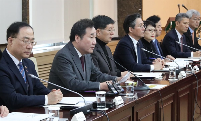 이낙연 국무총리가 15일 오전 서울 종로구 정부서울청사에서 열린 미세먼지특별대책위원회에 참석해 모두발언을 하고 있다. 연합뉴스