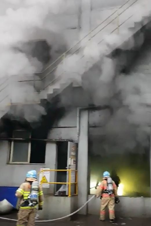 15일 오전 울산시 울주군 온산읍 고려아연 1공장 변압기실에서 불이 나 검은 연기가 뿜어져 나오고 있다. 울산 온산소방서 제공