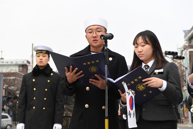 [저작권 한국일보] 15일 경남 창원시 진해구 남원로타리에 있는 백범 김구 친필시비 앞에서 3ㆍ1운동 및 임시정부수립 100주년을 기념해 ‘우리의 가슴 속에 태극기를 펼려라’ 행사가 열려 창원 출신의 의병이자 독립운동가였던 석당 변상태 선생의 고손자인 변철현 일병이 독립선언서를 낭독하고 있다. 진해=전혜원 기자 iamjhw@hankookilbo.com