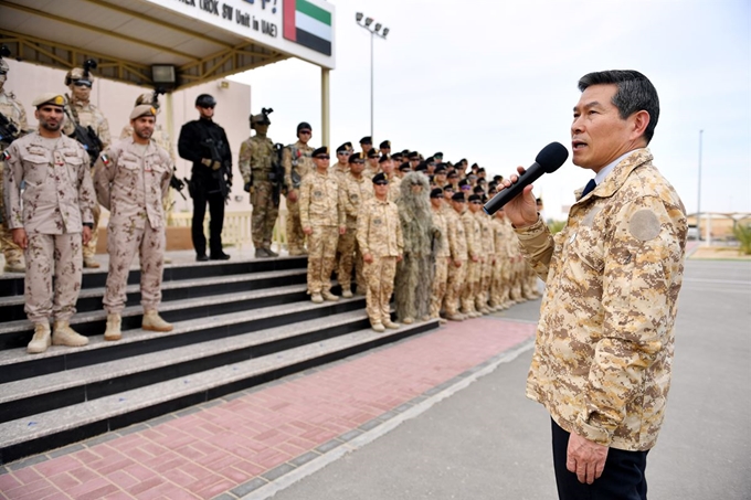 정경두 국방부 장관이 15일 아랍에미리트(UAE)에 파병된 아크부대를 방문해 장병들을 격려하고 있다. 국방부 제공