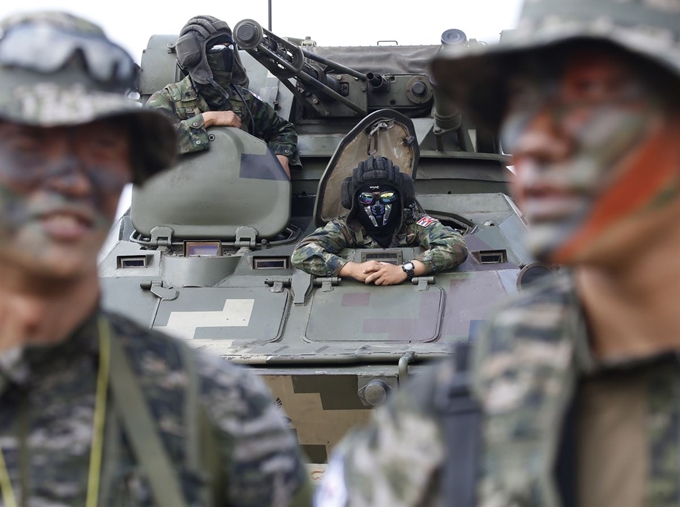 한국 장병 둘 사이로 보이는 태국 장병들과 상륙용 장갑차의 모습. EPA 연합뉴스