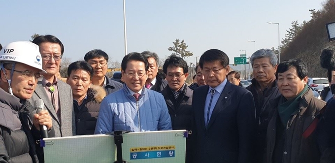 [한국일보 자료사진]김영록 전남지사와 민주당 서삼석(전남 영암ㆍ무안ㆍ신안) 국회의원이 임시개통 현장인 전남 신안 천사대교(압해도~임자도)를 방문, 안전시설을 점검하고 있다.