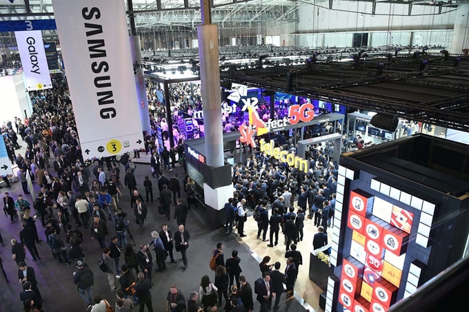 지난해 MWC 2018 전시장인 스페인 바르셀로나 ‘피란 그란비아’가 참가 기업 관계자와 관람객들로 붐비는 모습. 한국일보 자료사진