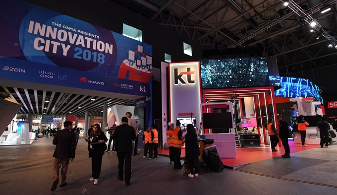 지난해 2월 MWC 2018 개막 하루 전 전시 준비를 끝낸 KT 부스의 모습. 한국일보 자료사진