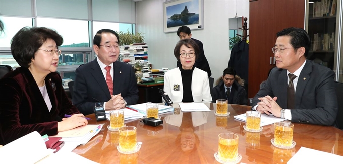 국회 윤리특별위원회 위원장과 여야 간사들이 18일 오전 국회 의원회관에서 회의를 하고 있다. 연합뉴스