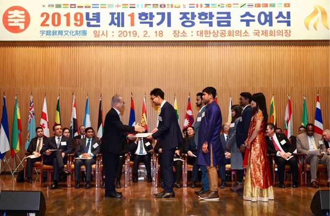 18일 오후 서울 중구 대한상공회의소 국제회의장에서 열린 부영그룹 우정교육문화재단의 ‘2019년 제1학기 외국인 유학생 장학금 수여식’에서 이세중 재단 이사장 대리가 학생들에게 장학금을 전달하고 있다.