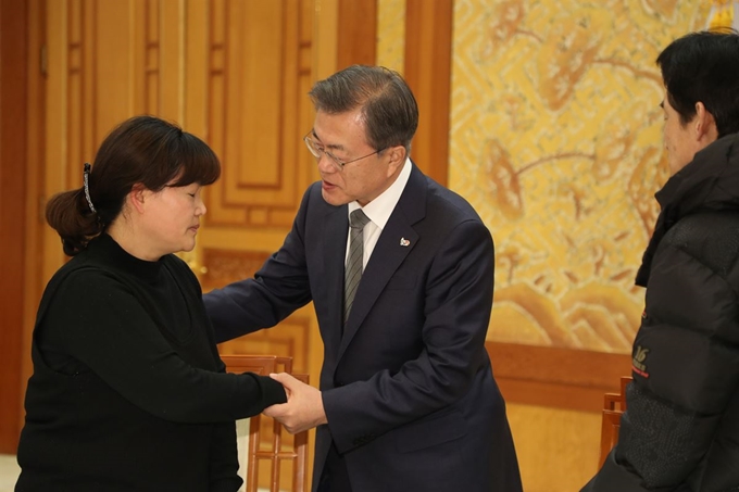 문재인 대통령이 18일 오후 청와대 본관에서 태안화력발전소에서 작업 도중 사고로 숨진 비정규직 노동자 고(故) 김용균 씨의 유가족을 면담하고 있다. 청와대 사진기자단