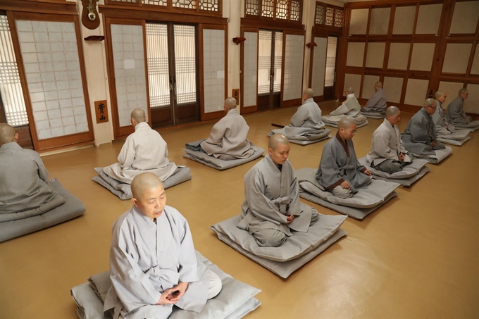 동안거 해제를 하루 앞둔 18일 경북 영천시 팔공산 산내 백흥암 심검당에서 비구니 스님들이 수행하고 있다. 대한불교 조계종 제공