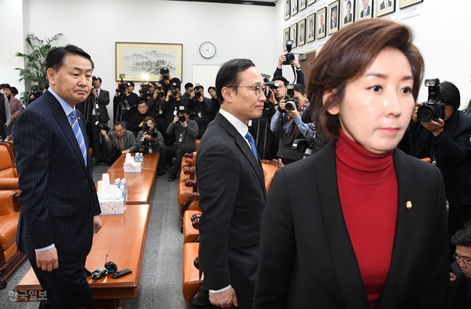 자유한국당 나경원(오른쪽부터), 더불어민주당 홍영표, 바른미래당 김관영 원내대표가 18일 오전 국회에서 회동을 위해 운영위원장실로 향하고 있다. 오대근 기자