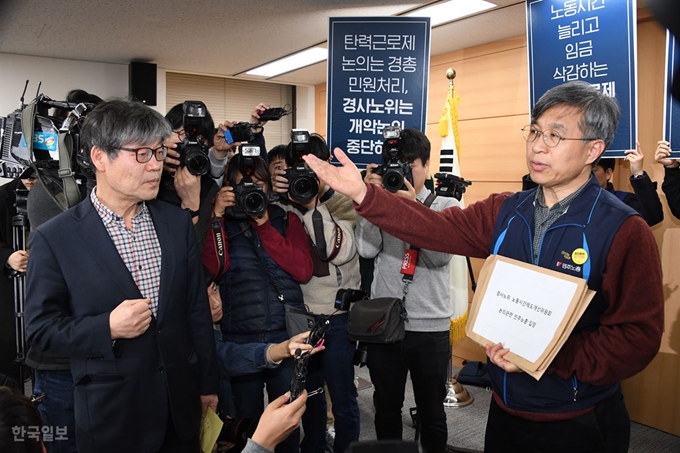 18일 오후 경제사회노동위원회에서 민주노총 이주호 정책실장이 경사노위 박태주 상임위원에게 노동시간제도개선 관련 입장문을 전달하고 있다. 이날 탄력근로제 확대 적용 문제에 관한 논의를 위한 경사노위는 민주노총의 항의서한 전달 이후 예정보다 2시간 20분쯤 늦게 열렸다. 오대근기자