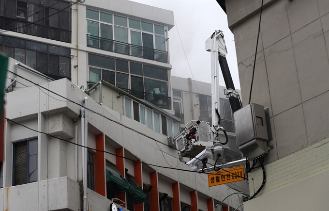 19일 오전 불이 난 대구시 중구 포정동 한 사우나 건물에서 소방당국이 진화·구조작업을 하고 있다. 이 불로 이날 오전 9시까지 2명이 사망하고 40여명이 다쳤다. 연합뉴스