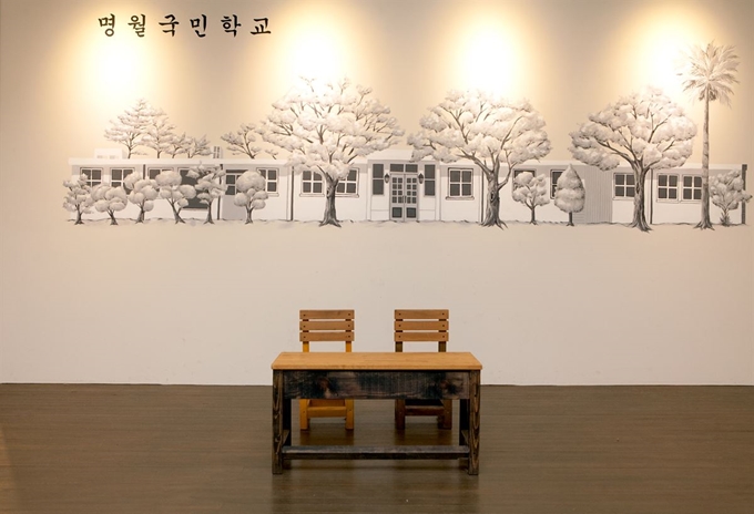 감성 카페로 변신한 제주 명월국민학교 내부.