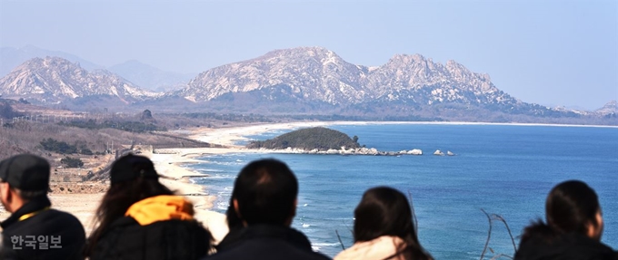 고성통일전망대에서 바라 본 북측 풍경. 푸른 바다에 떠는 송도는 남한 땅이고, 뒤편 바위 봉우리(구선봉)는 북한 땅이다. 고성=최흥수기자