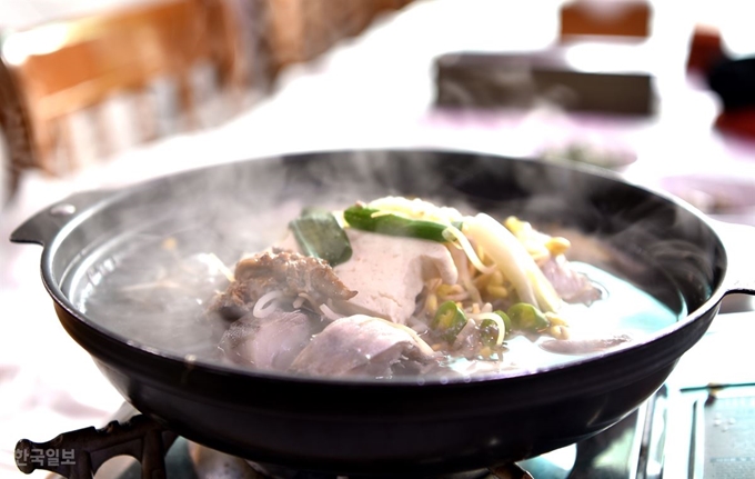 거진읍 한 식당의 명태찌개. 러시아산이지만 진하면서도 깔끔한 국물 맛이 일품이다.