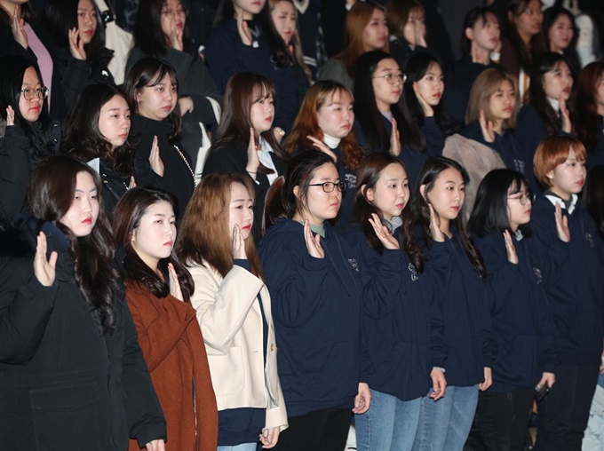 19일 오후 서울 송파구 잠실실내체육관에서 열린 숙명여자대학교 2019학년도 입학식 및 숙명가족 환영회에 참석한 신입생들이 입학 선서를 하고 있다. 뉴스1