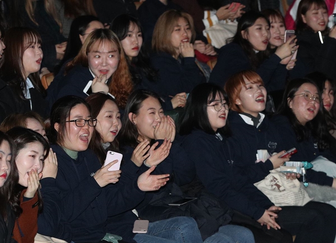 19일 오후 서울 송파구 잠실실내체육관에서 열린 숙명여자대학교 2019학년도 입학식 및 숙명가족 환영회에 참석한 신입생들이 축하 공연을 보고 있다. 뉴스1